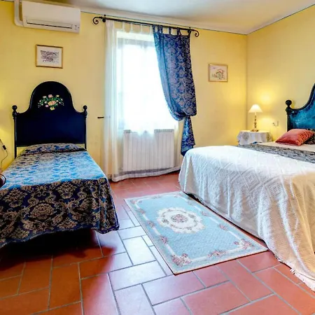 Villa Lombriciano Sleeps 23 With Pool Air Con And Wifi